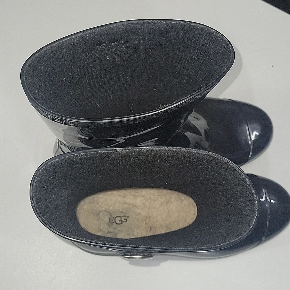 UGG shiny black